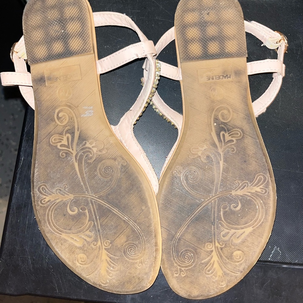 Madeline Stuart Elegant Pearl-Embellished Tan Sandals 8.5 slip-on slingback - Picture 3 of 4